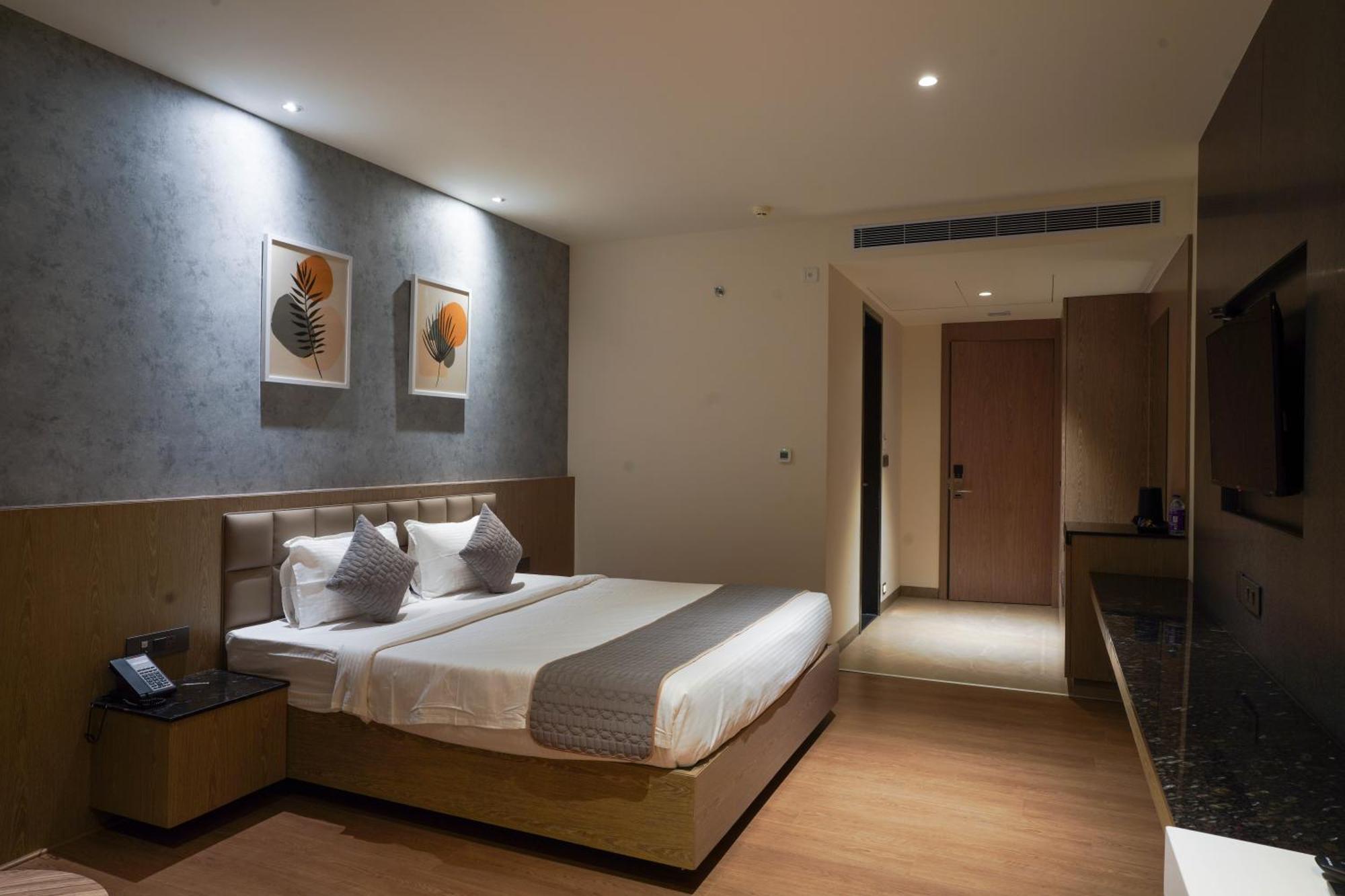 Hotel Tulips Grand Hyderabad Exterior foto