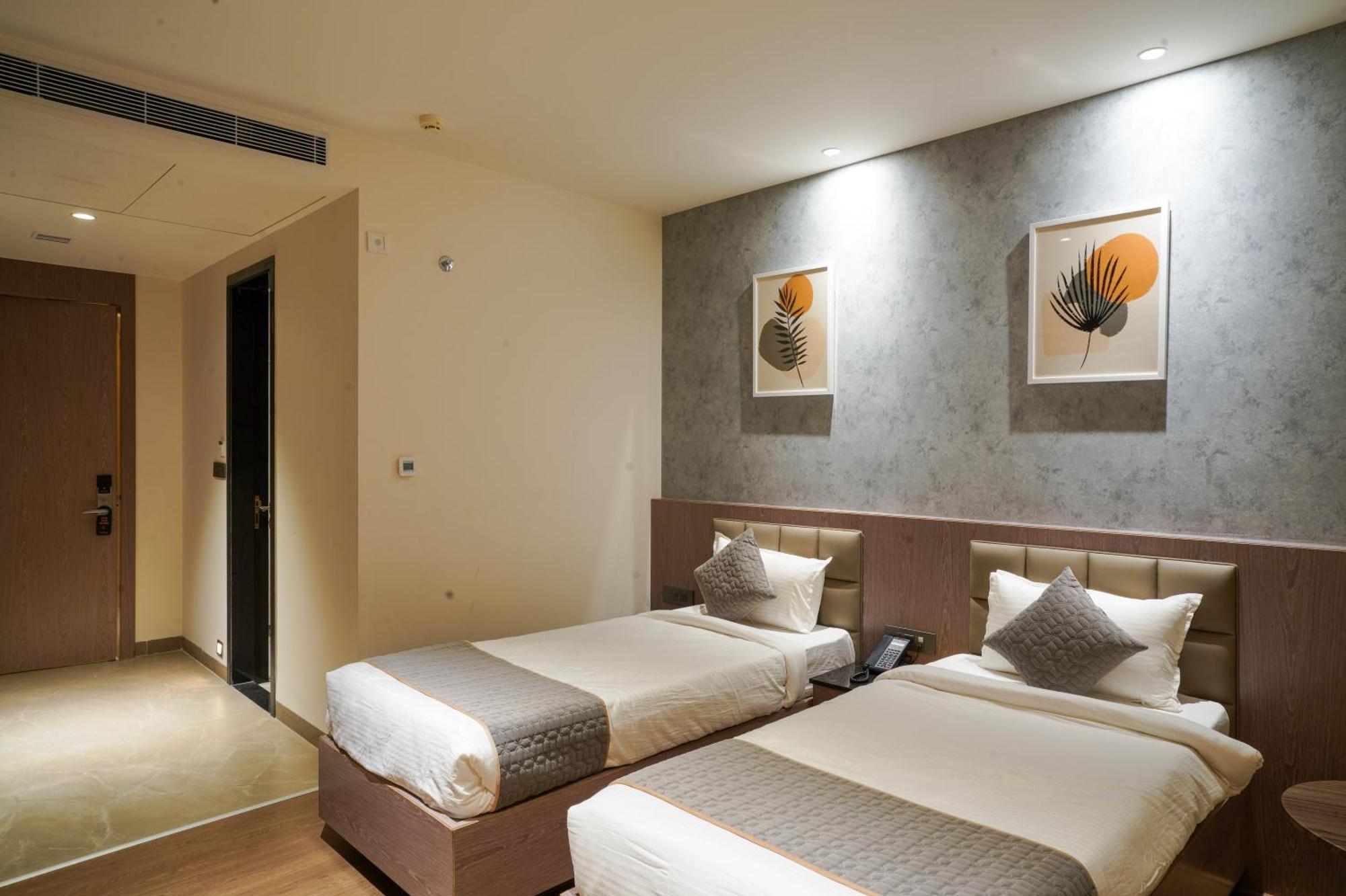 Hotel Tulips Grand Hyderabad Exterior foto