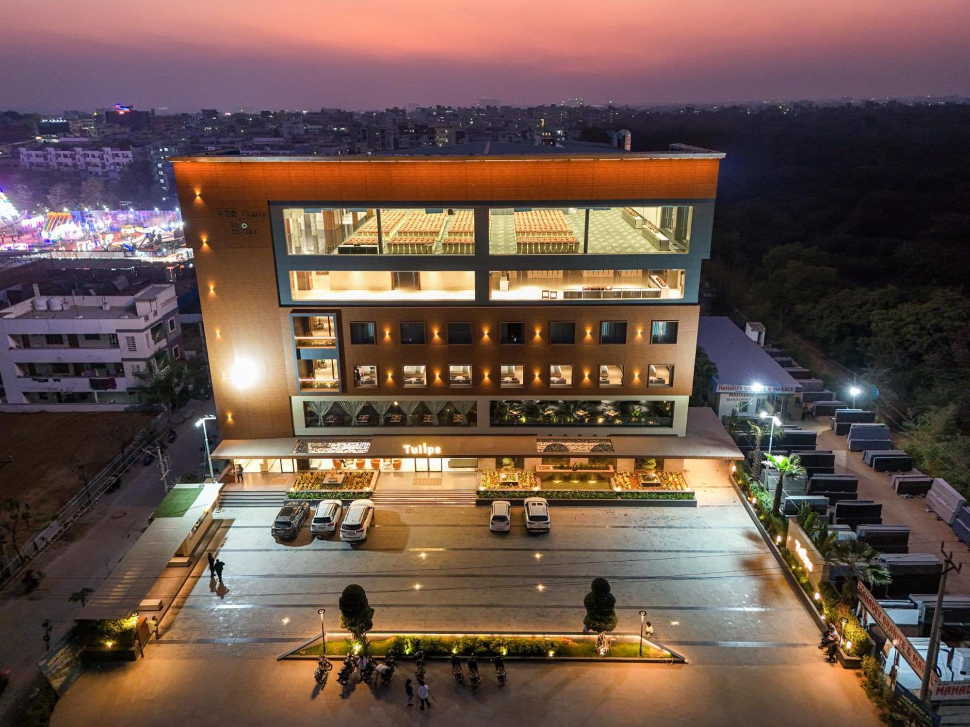 Hotel Tulips Grand Hyderabad Exterior foto